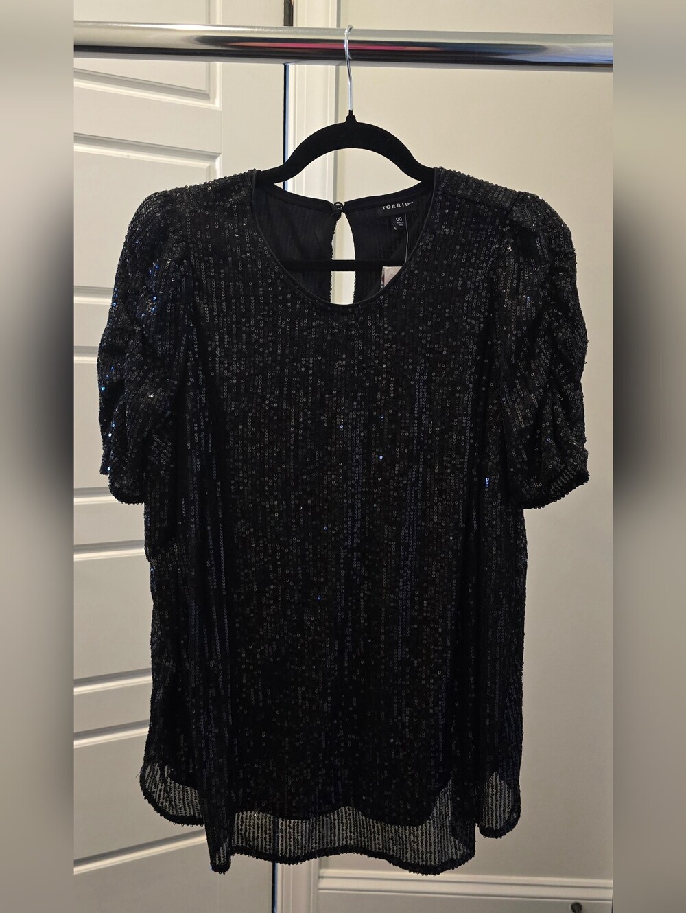 NWT - TORRID Size 00 Black Sequin Puff Sleeve Keyhole Back Top